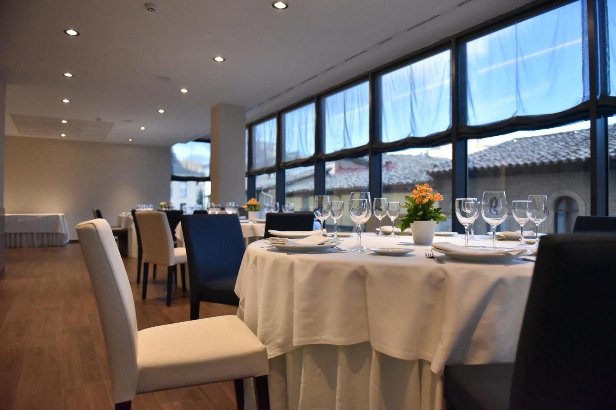 Hotel Pedro I De Aragon 4 Estrellas Superior Huesca Kültér fotó