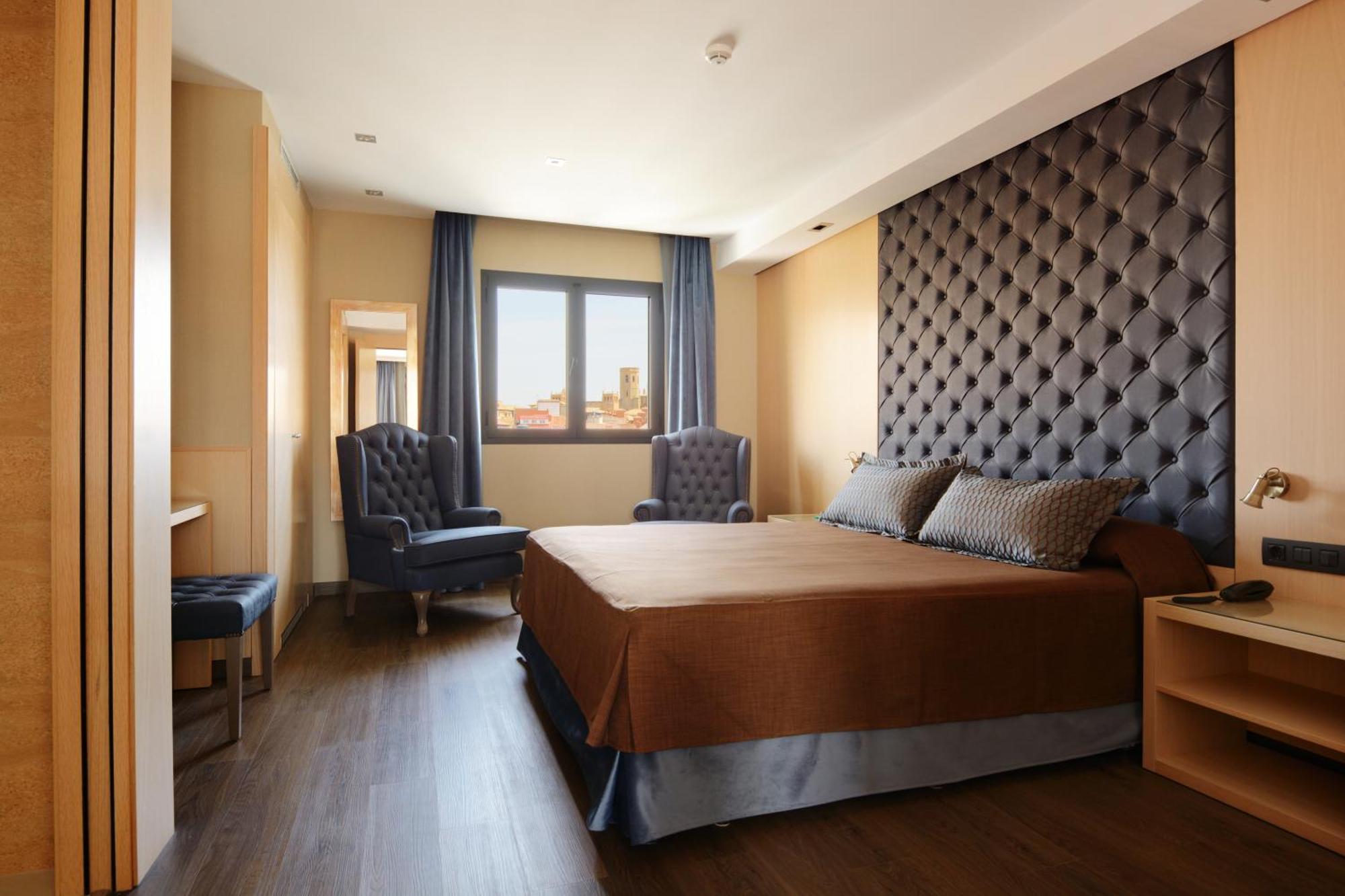 Hotel Pedro I De Aragon 4 Estrellas Superior Huesca Kültér fotó
